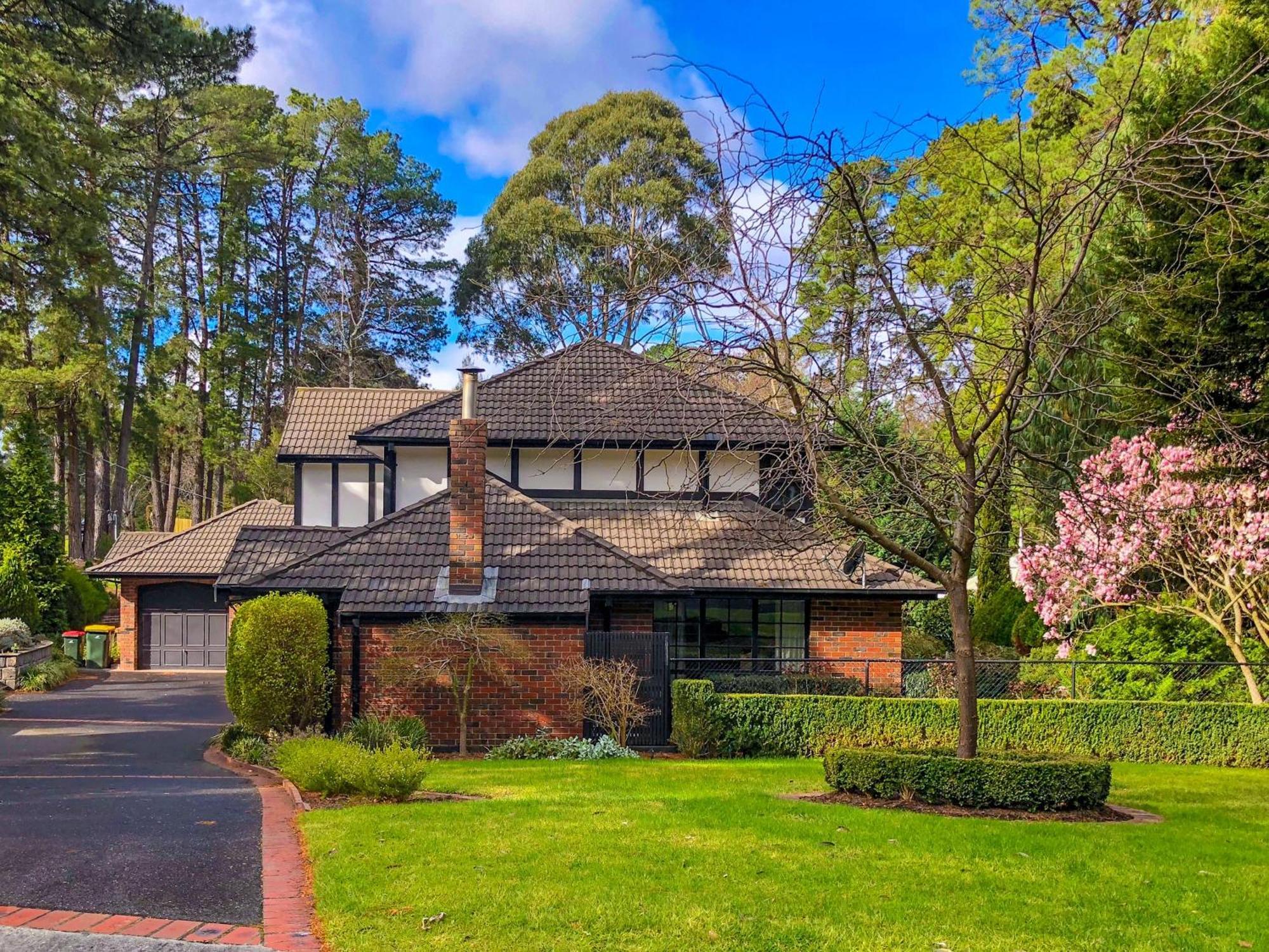 Pride Leisure Tudor House Villa Park Orchards Exterior photo